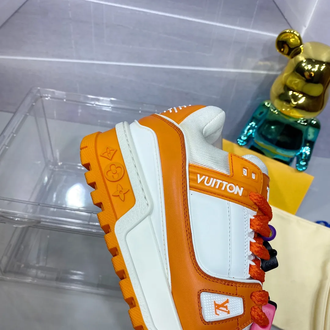 👟👟Ex-factory price 840 𝙇𝙑 𝟐𝟎𝟐4/𝐒𝐒 𝐧𝐞𝐰 Louis Vuitton catwalk skateboard shoes are popular, LOUIS VUITTON Trainer is undoubtedly one of the most successful Sneakers launched by luxury brands, but the pace of exploration will not stop. LOUISVUITTON will also bring a new series of skateboard shoes in the spring of 2023. The new series in the picture returns to the 90s Chunky Skate Shoes bread shoes, with leather and mesh uppers. The fat silhouette and thick shoelaces are very eye-catching. It is expected to have quite a few colors like the Trainer. Judging from the previous DIOR show skate shoes, this chunky style may be even stronger next year. Size: Female 35-40 Male 39-46